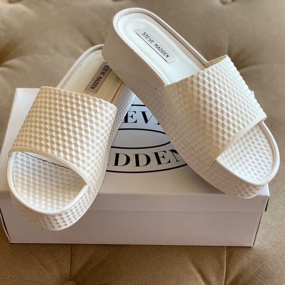 SOLD PREL💕VED STEVE MADDEN WHITE FLATFORM - Picture 2 of 7